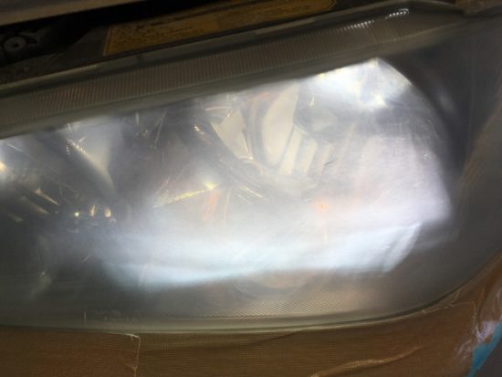 トヨタアルテッツァのヘッドライトクラック除去施工中の状態